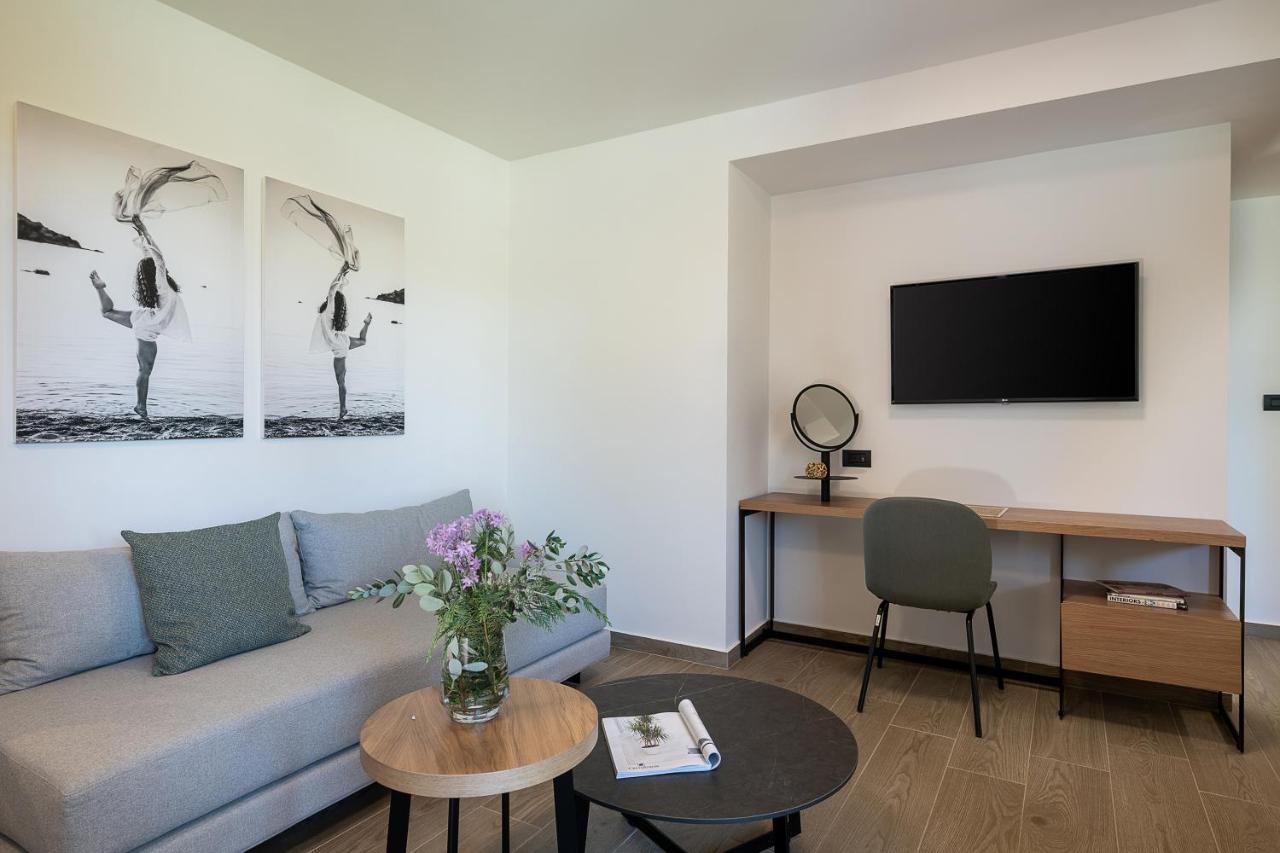 Superior one Bedroom Apartment - pool view