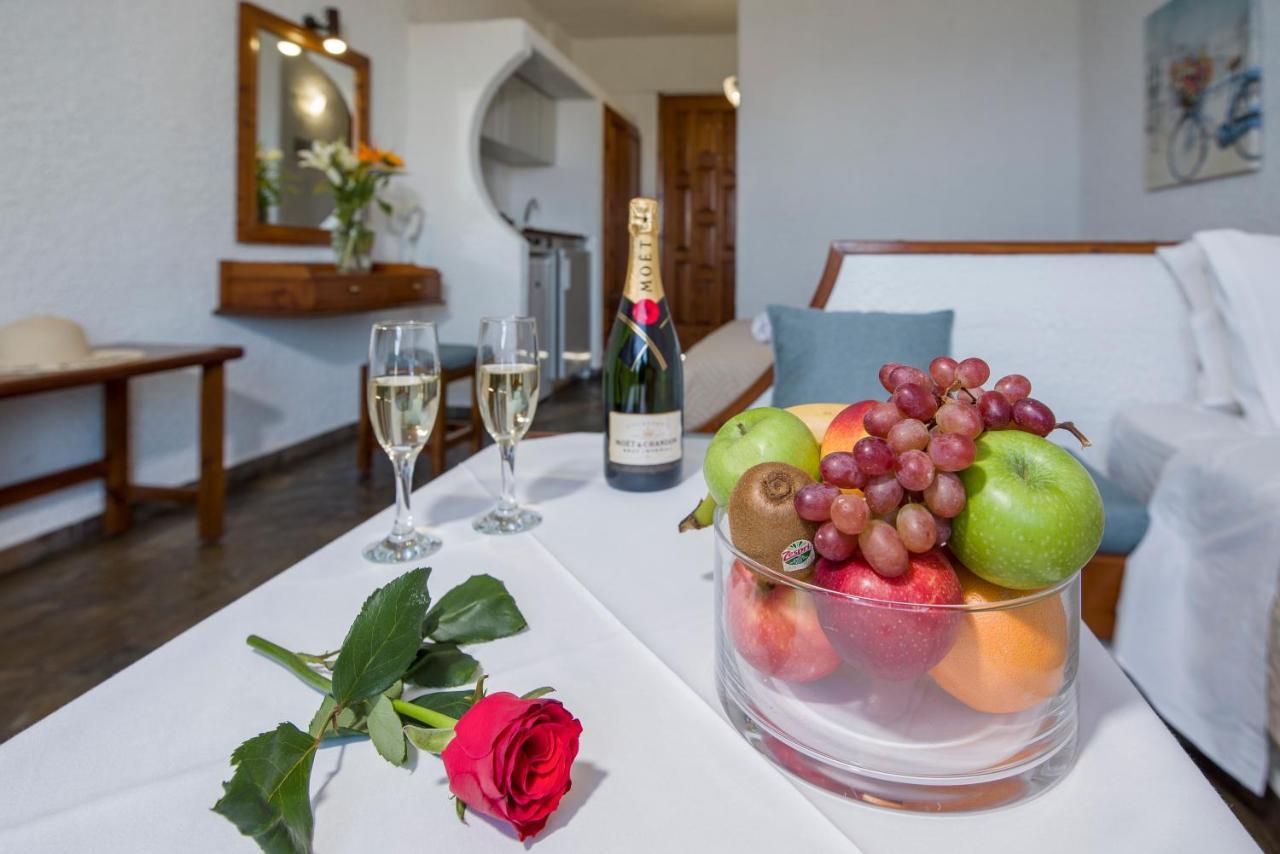 Studio (2 Adults),1024724230:JPEG