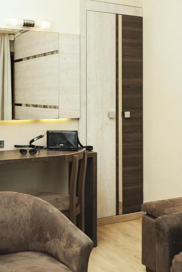 Junior Suite with Pool View,1070281171:JPEG