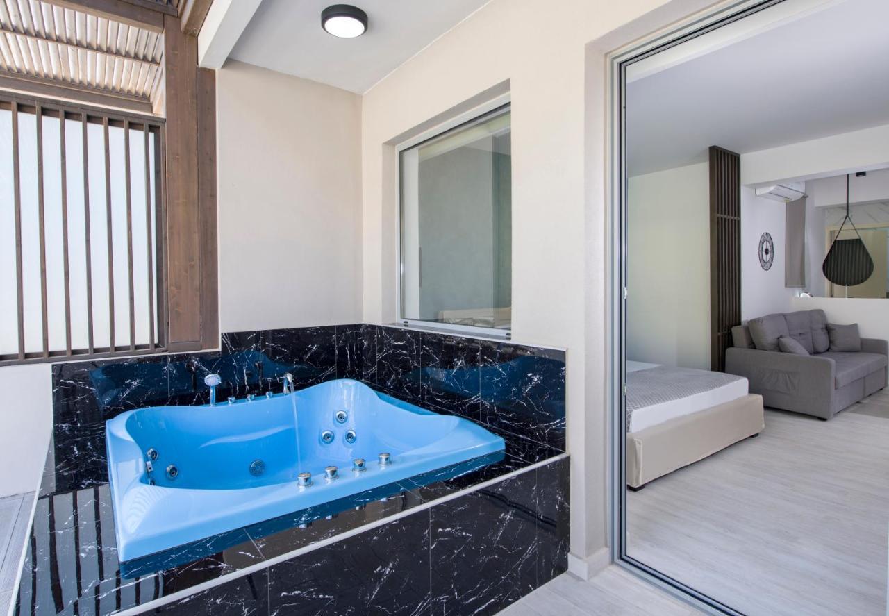 Nefeli Deluxe Suite Hot Tub Outdoor Jacuzzi