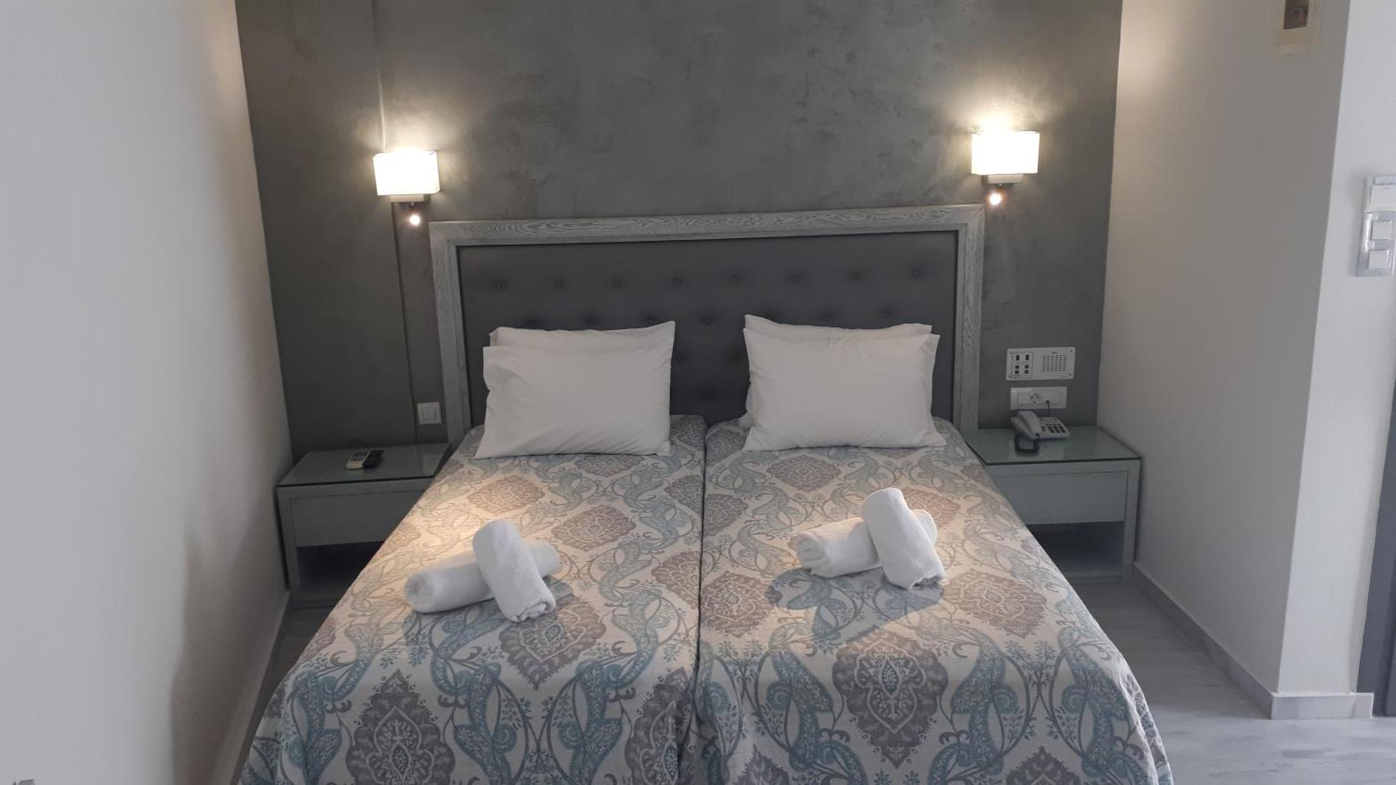 Dreibettzimmer mit Poolblick