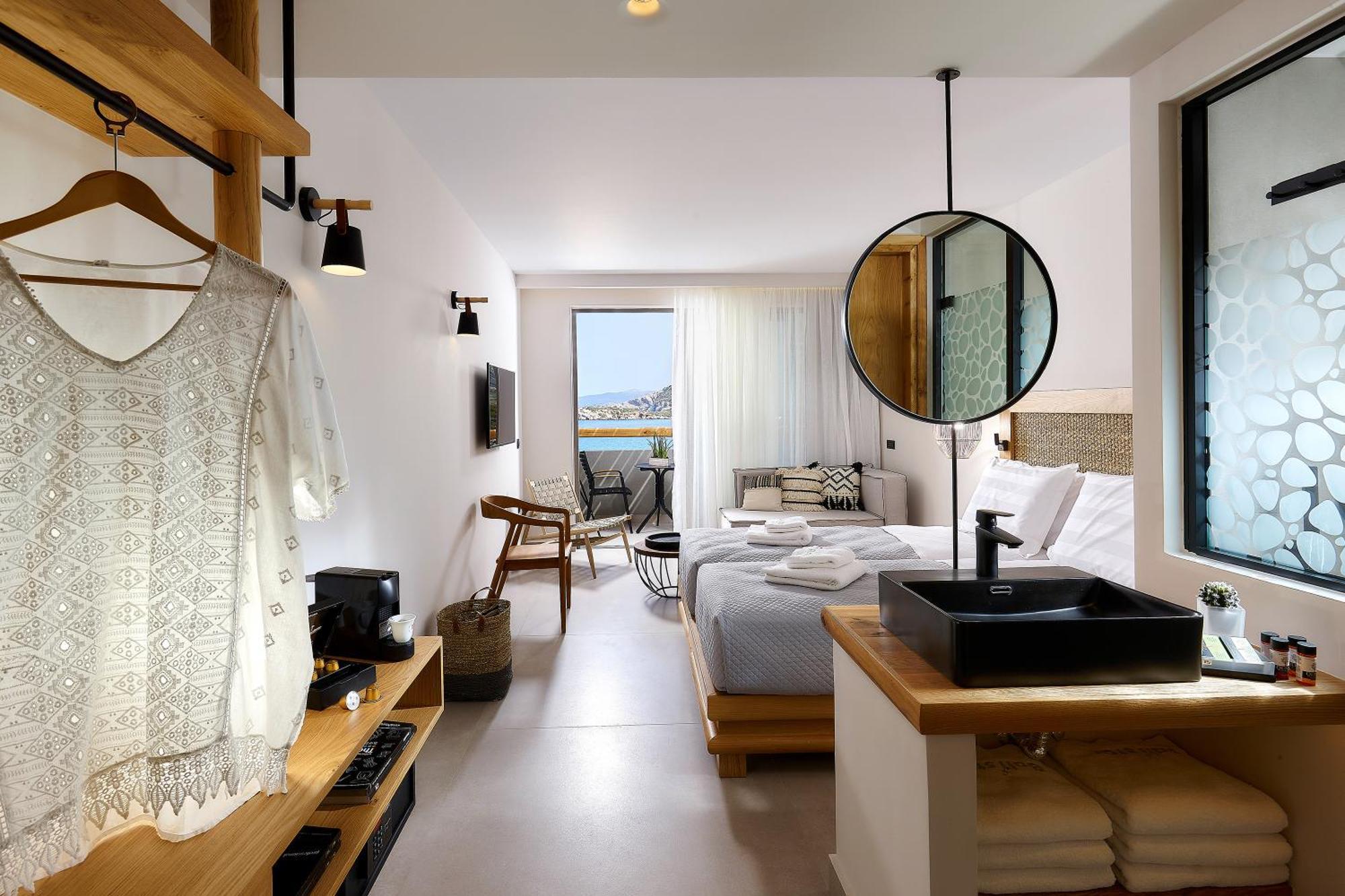 One-Bedroom Suite Side Sea View