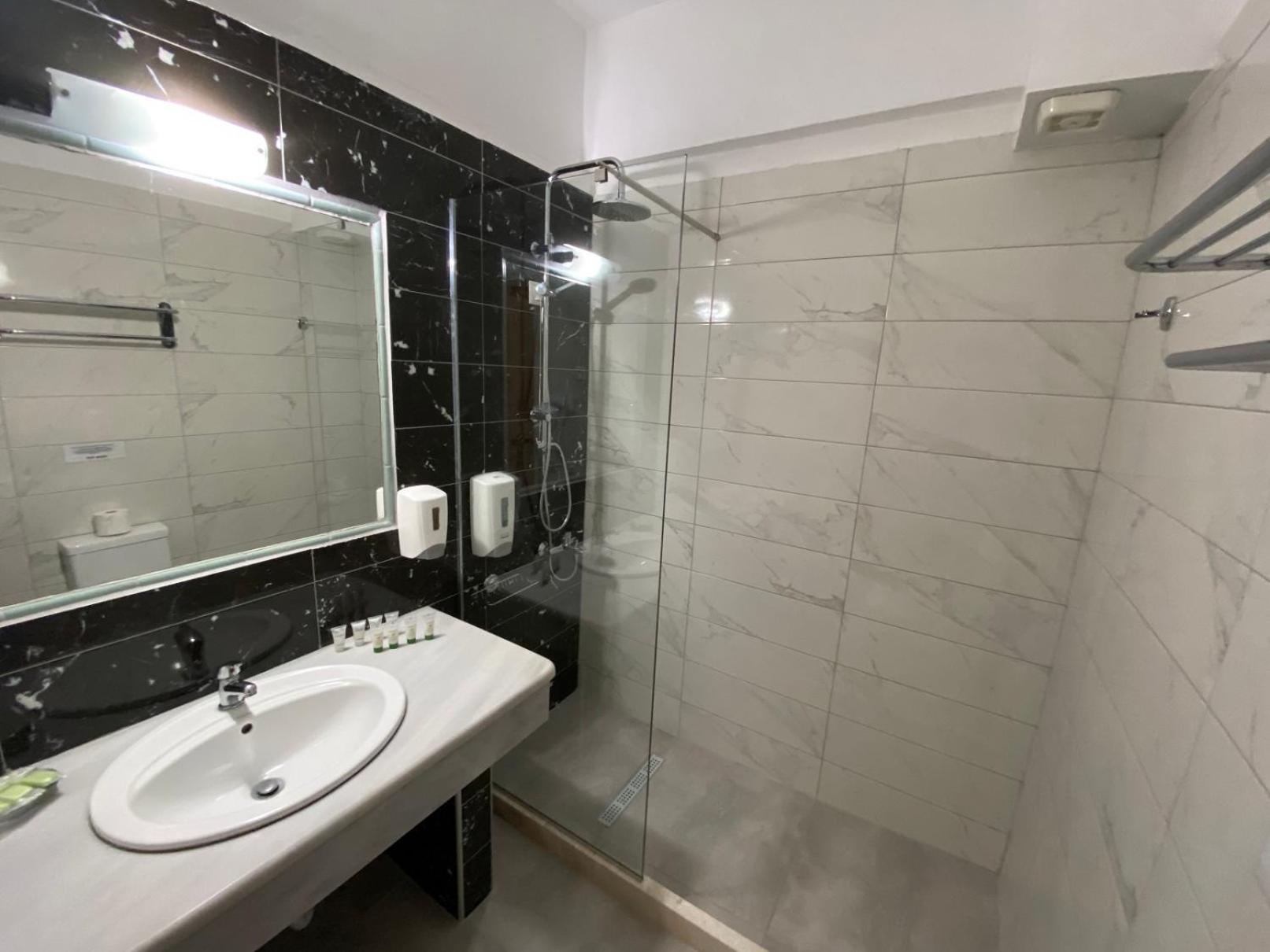 Familiensuite mit 2 Schlafzimmern (2 Erwachsene und 1 Kind)