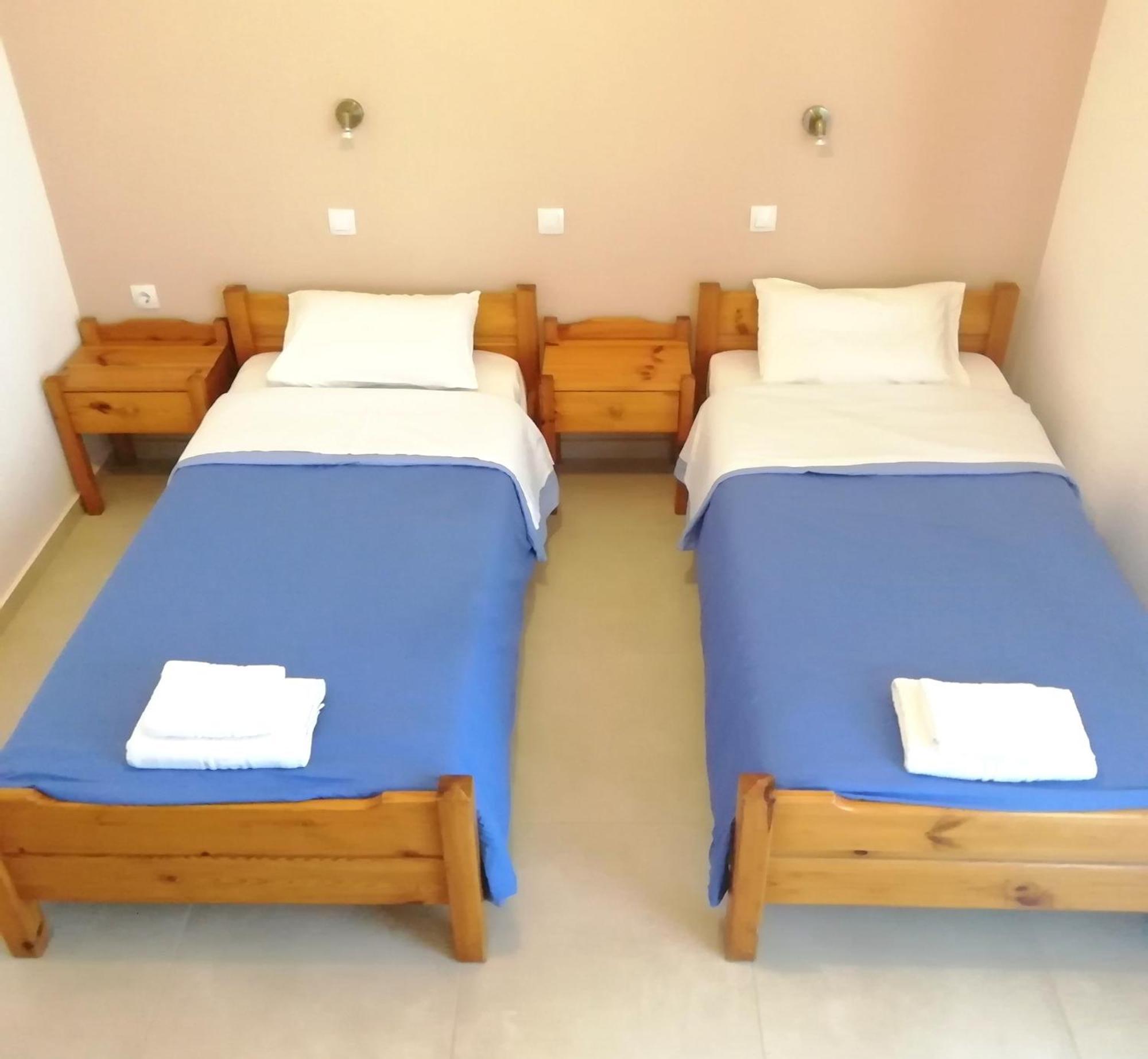 Studio (2 Adults),1214780053:JPEG