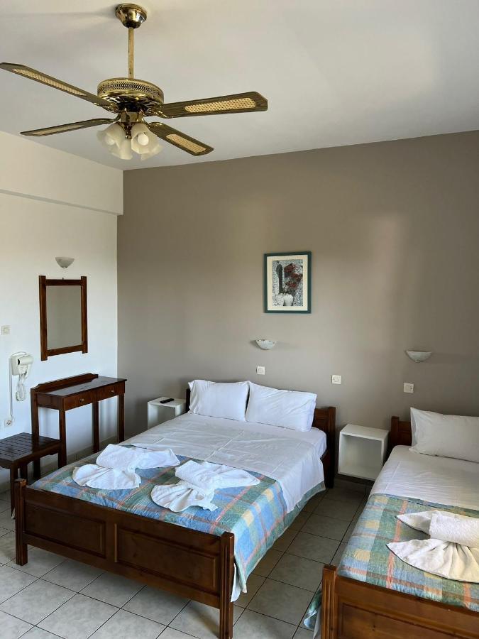 Studio (3 Adults),1425366100:JPEG