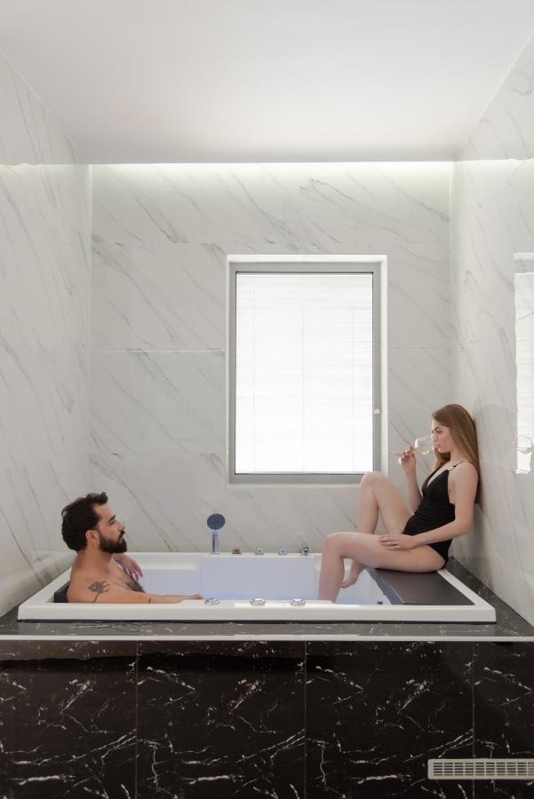 Fedra Deluxe Suite Hot Tub Indoor Jacuzzi