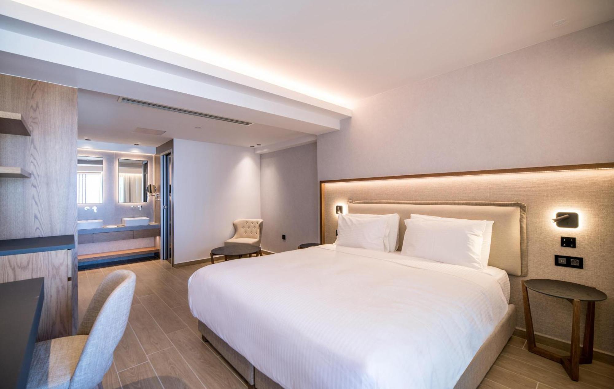 Urban Chic City View Outdoor Hot Tub,1284103249:JPEG