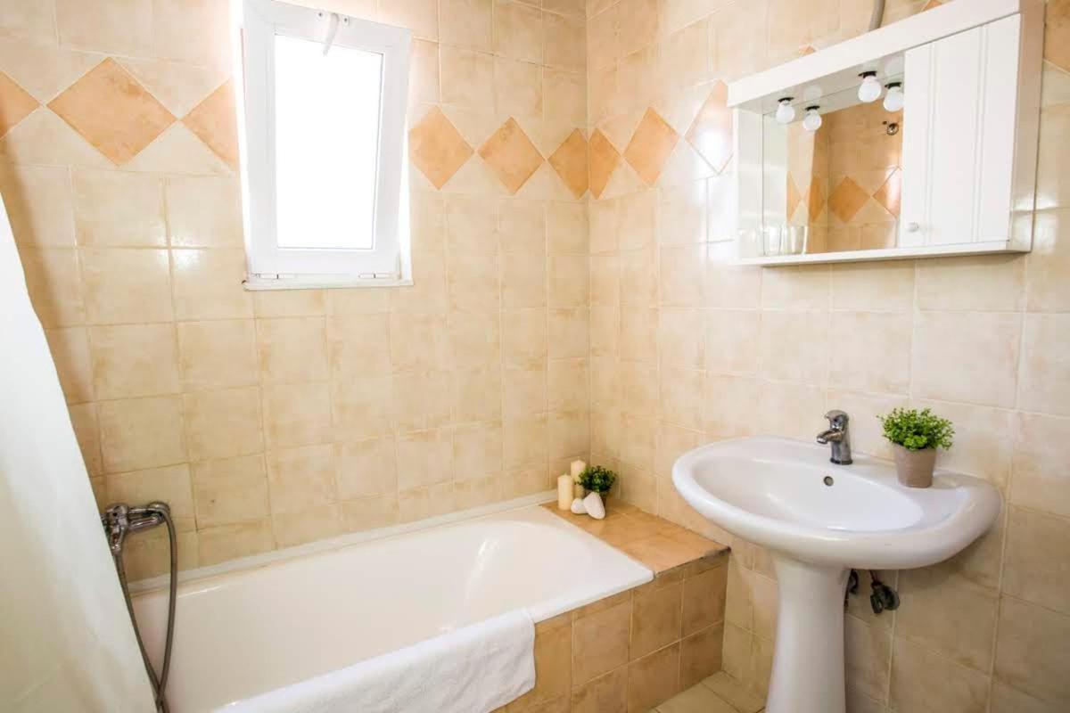 One-Bedroom Apartment,1372394132:JPEG