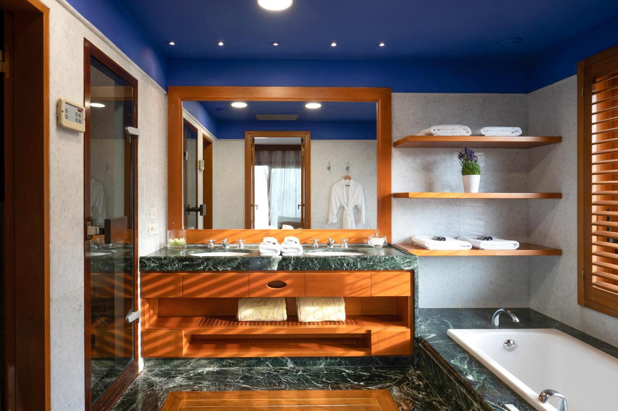 Luxury Hotel or Bungalow Suite Sea View