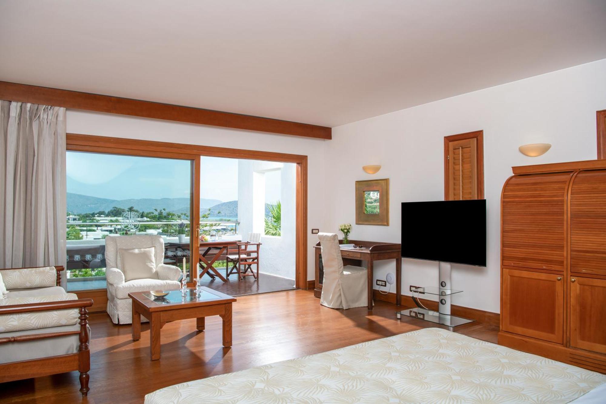 Luxury Hotel or Bungalow Suite Sea View