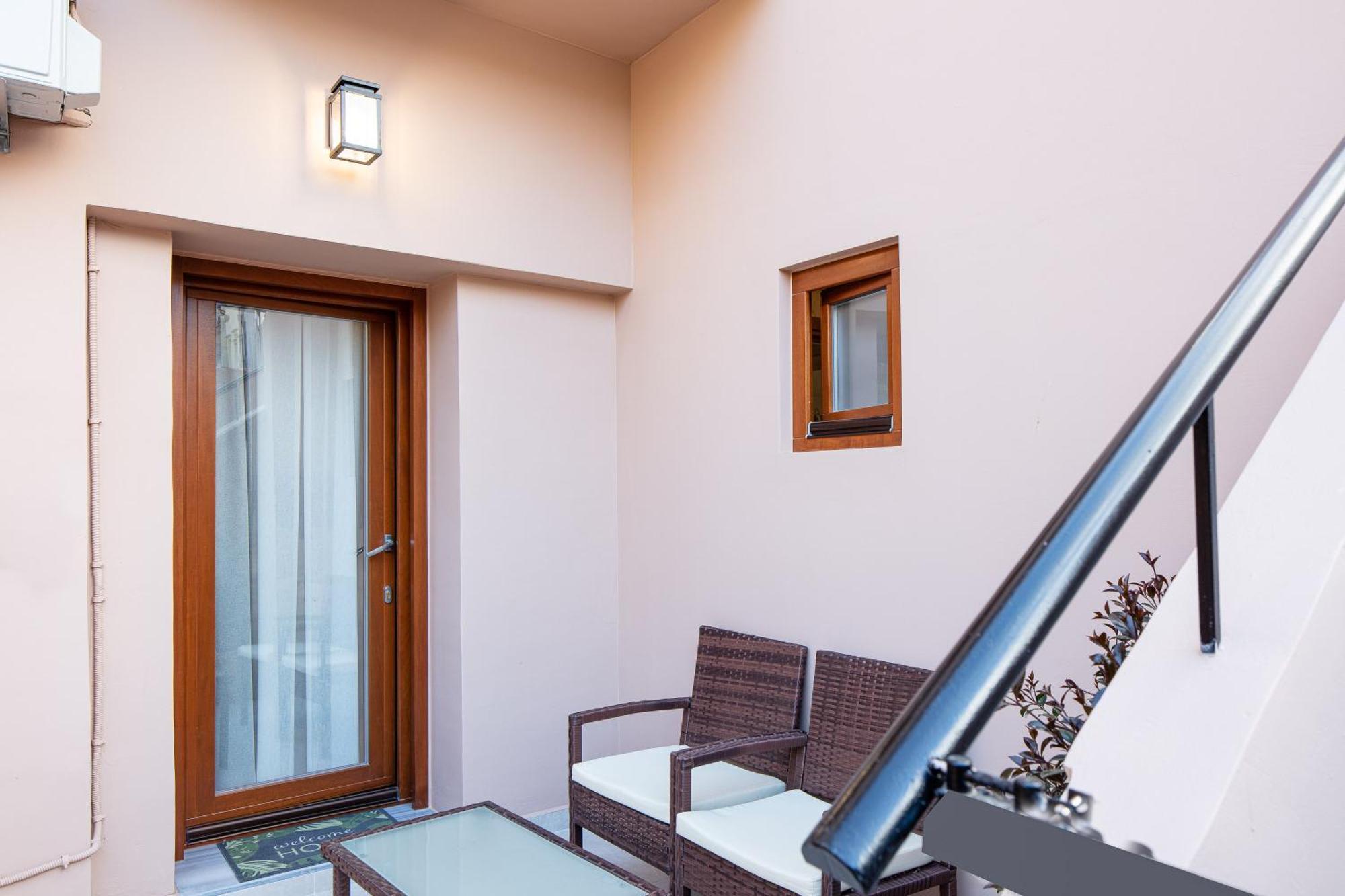 Superior Studio Terrace & Open-Plan Bathtub
