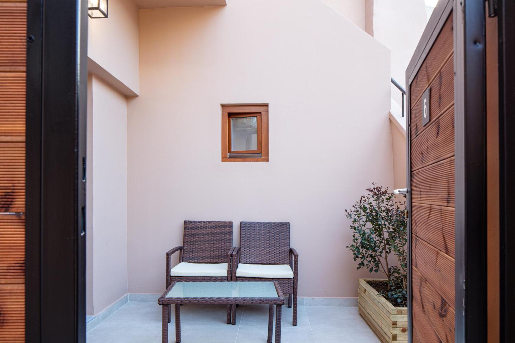 Superior Studio Terrace & Open-Plan Bathtub