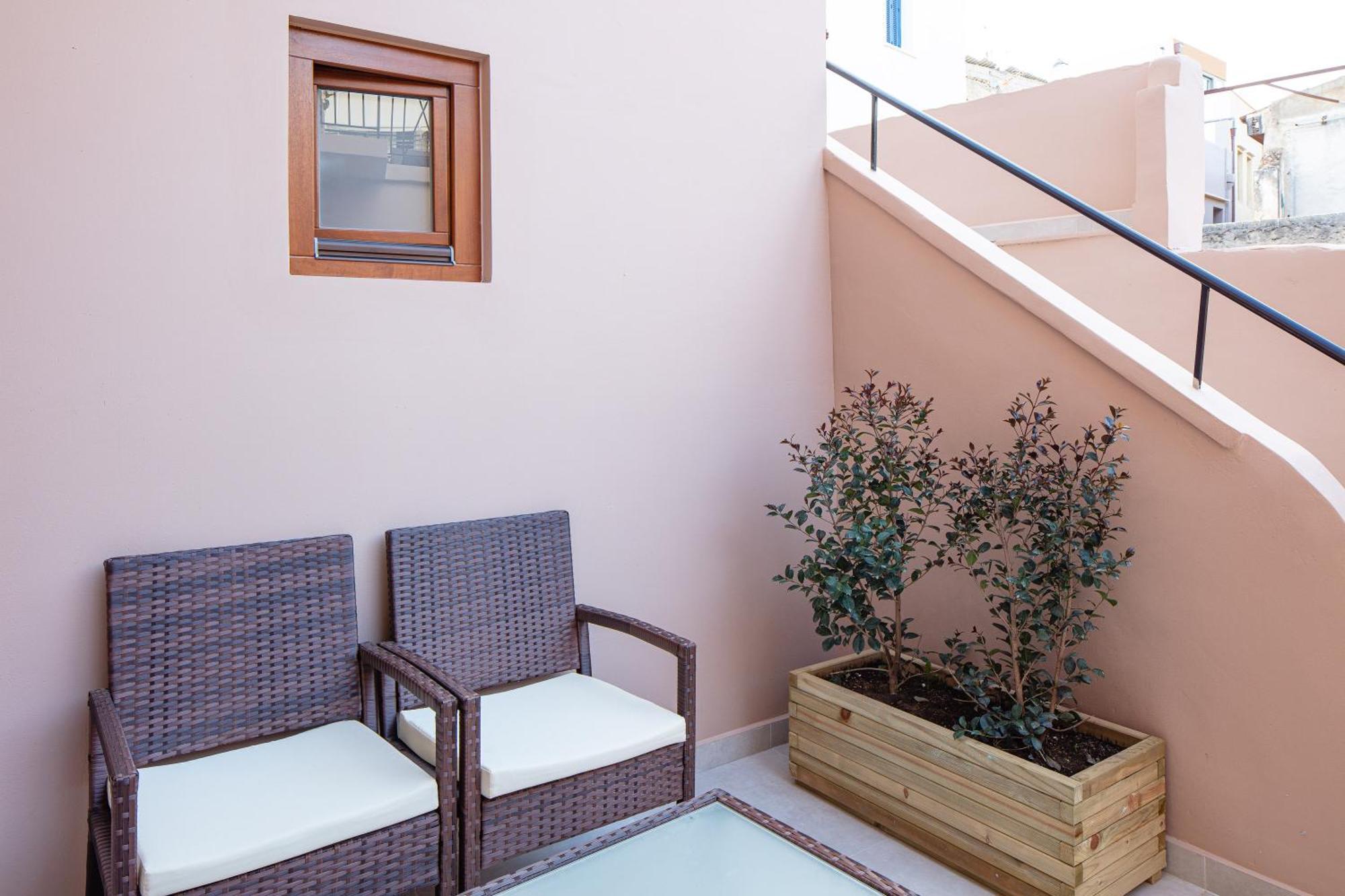 Superior Studio Terrace & Open-Plan Bathtub
