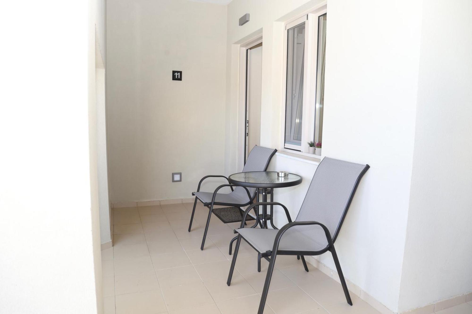 Deluxe One-Bedroom Apartment with Ocean View,1590437761:JPEG