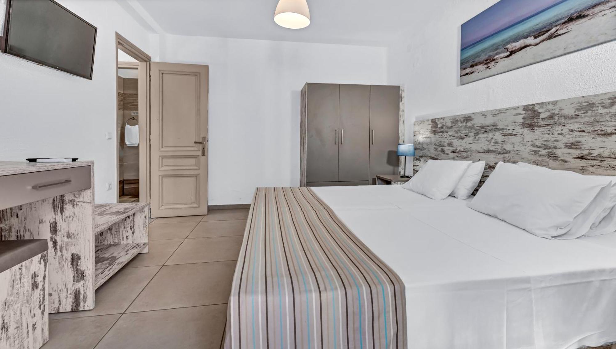 Junior Suite Quadruple Bedroom & Living Room