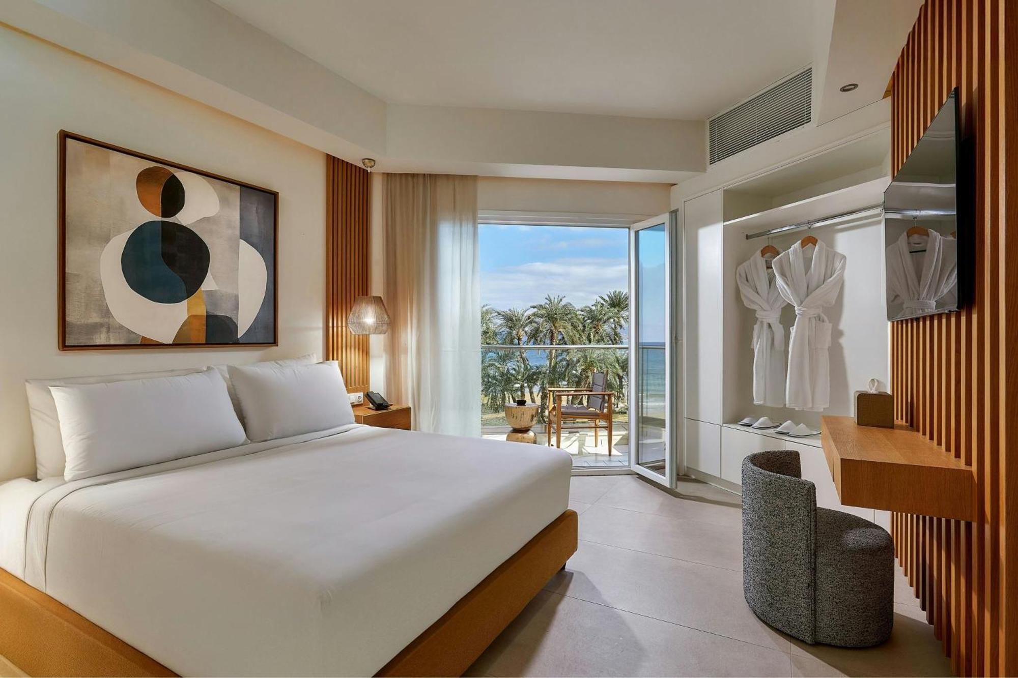 Classic Queen Room with Balcony and Inland View