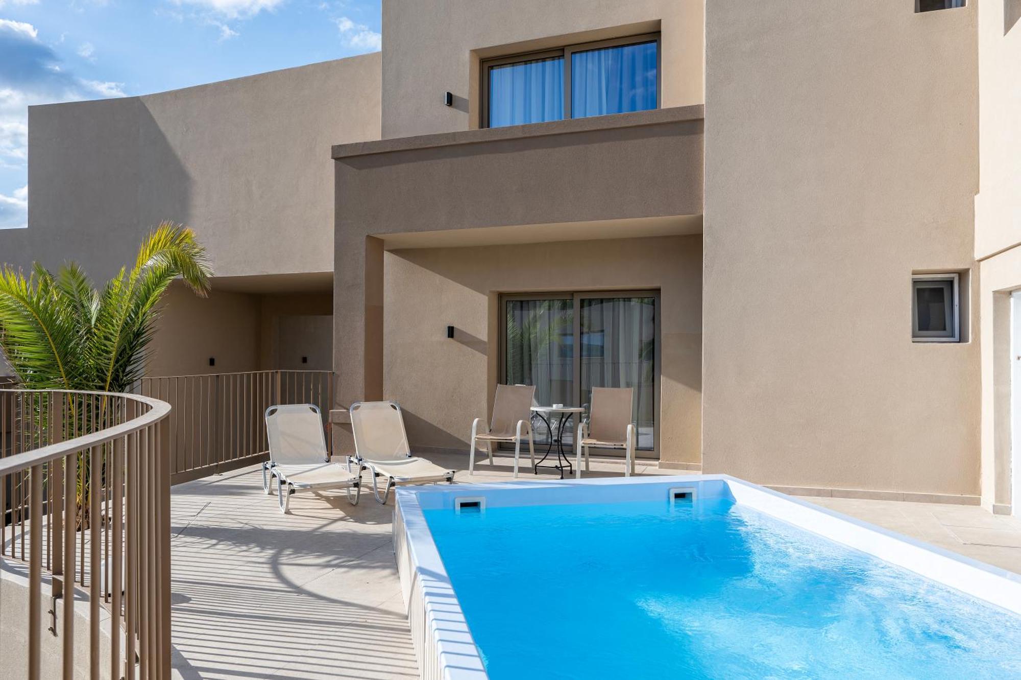 Superior Doppelzimmer mit eigenem Pool und Blick ins Landesinnere