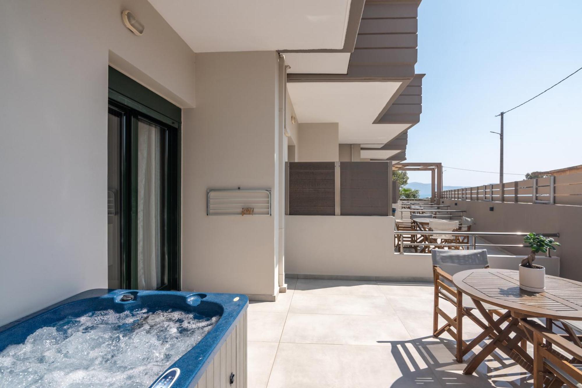 Deluxe Studio Outdoor Jacuzzi on the Ground Floor,1679583722:JPEG