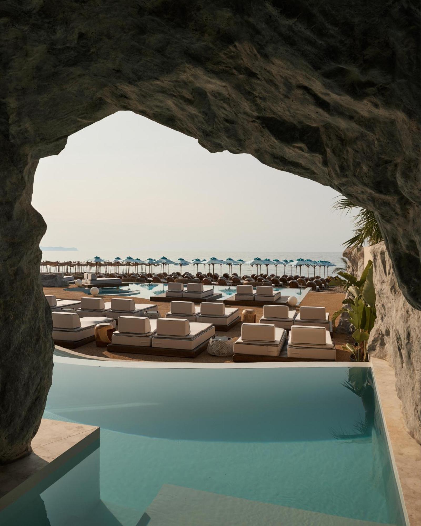 Cave Oasis Seafront Suite with Individual Pool & Indoor Hydromassage Bathtub