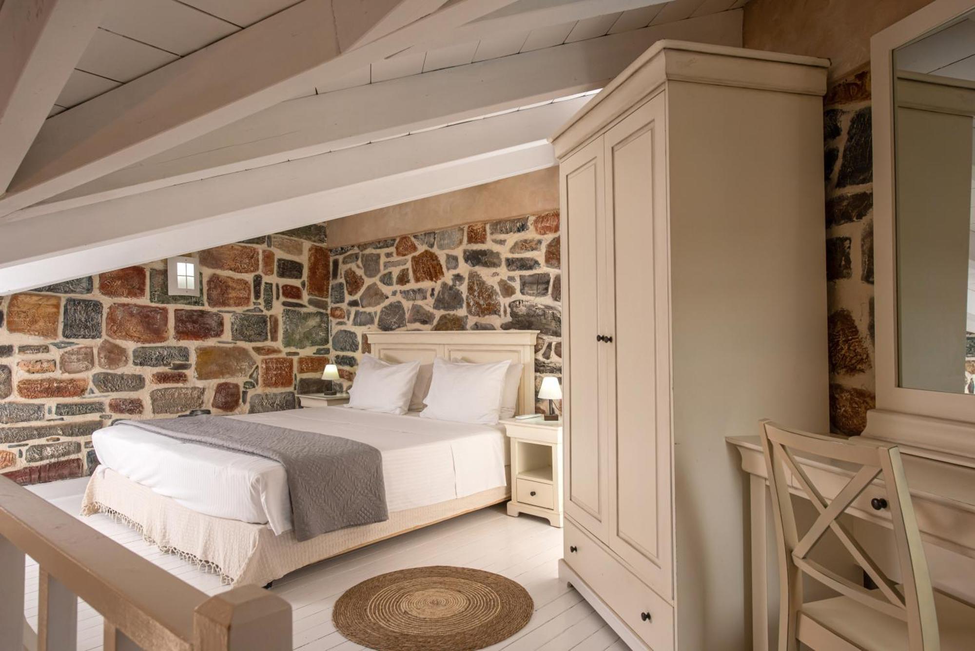 Executive Suite,1689838224:JPEG