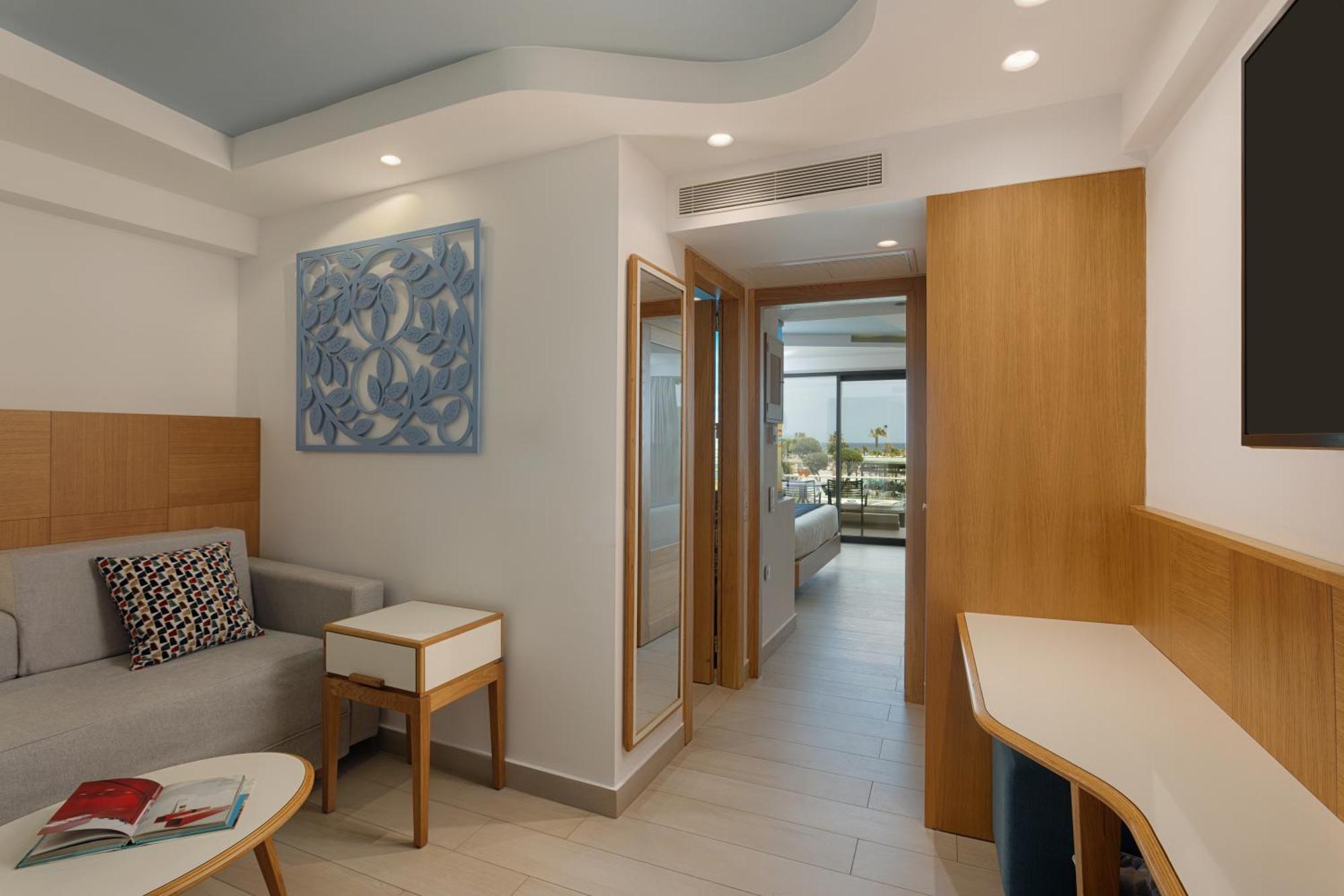 Superior Exclusive Pool or Sea View Jacuzzi