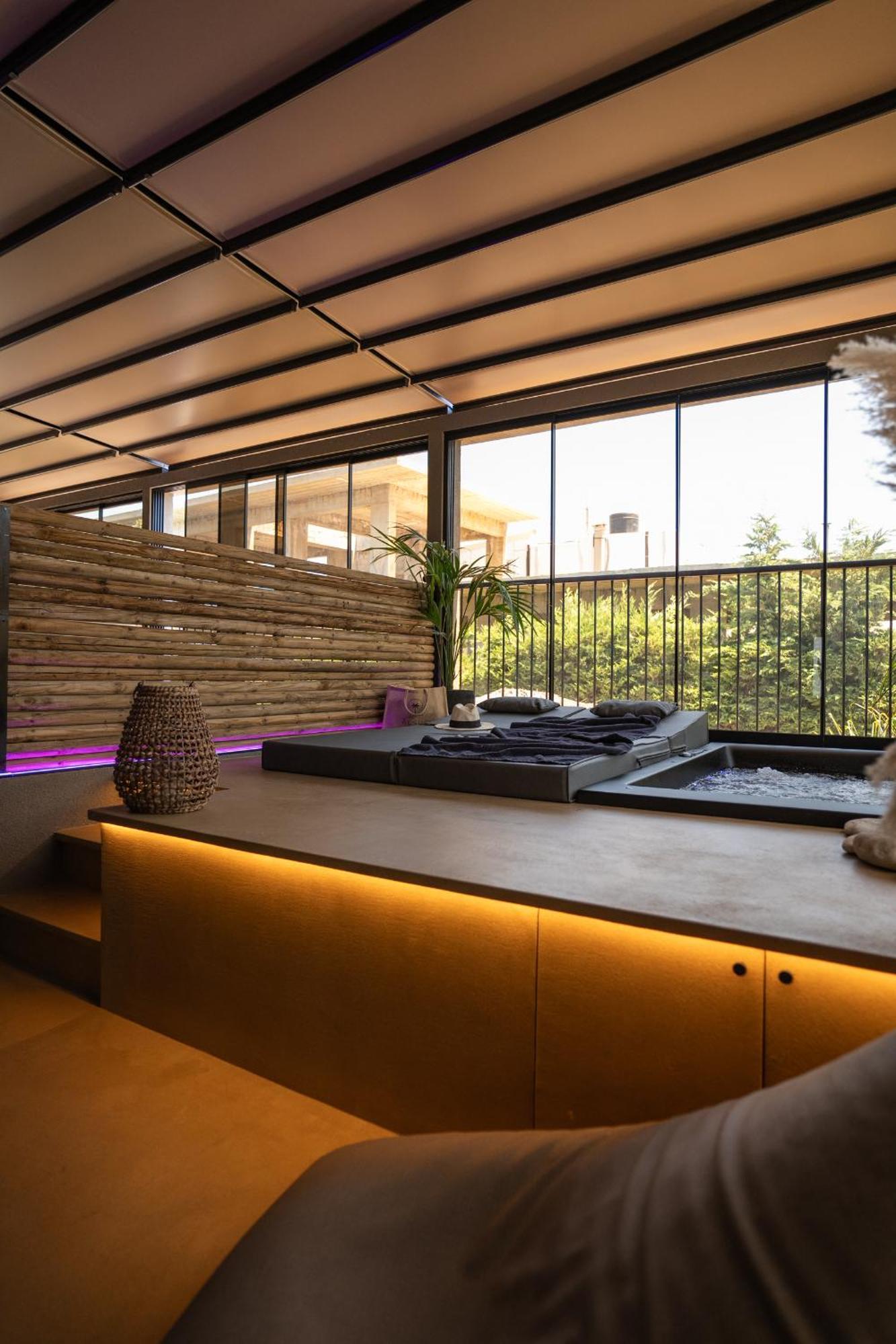 Veranda Suite Private Jacuzzi