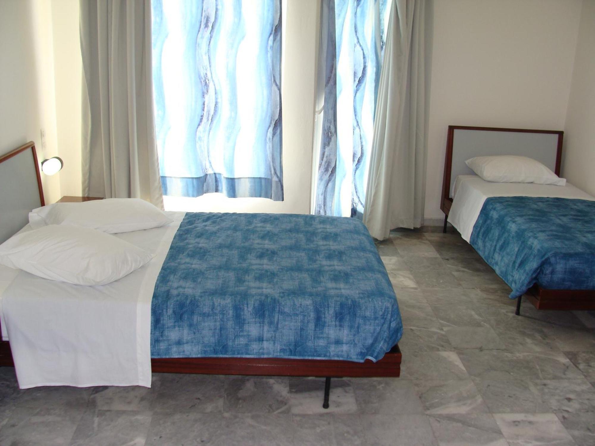 Dreibettzimmer mit Poolblick