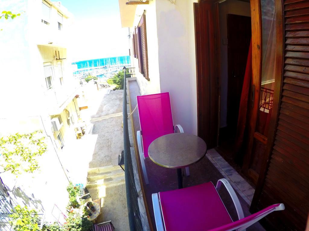 Studio Balcony,709618339:JPEG