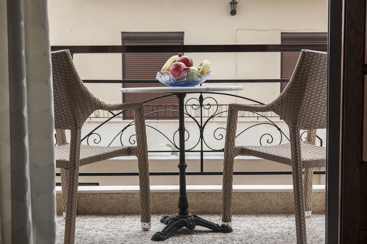 Doppel-/Zweibettzimmer mit Balkon