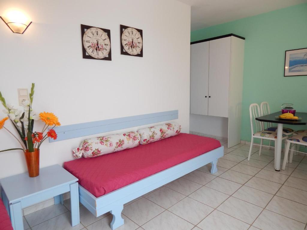 Deluxe One-Bedroom Apartment
