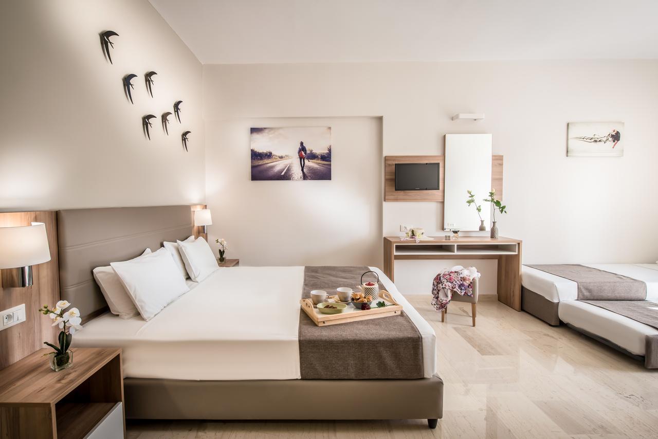 Chambre Triple de Luxe avec Vue sur la Piscine