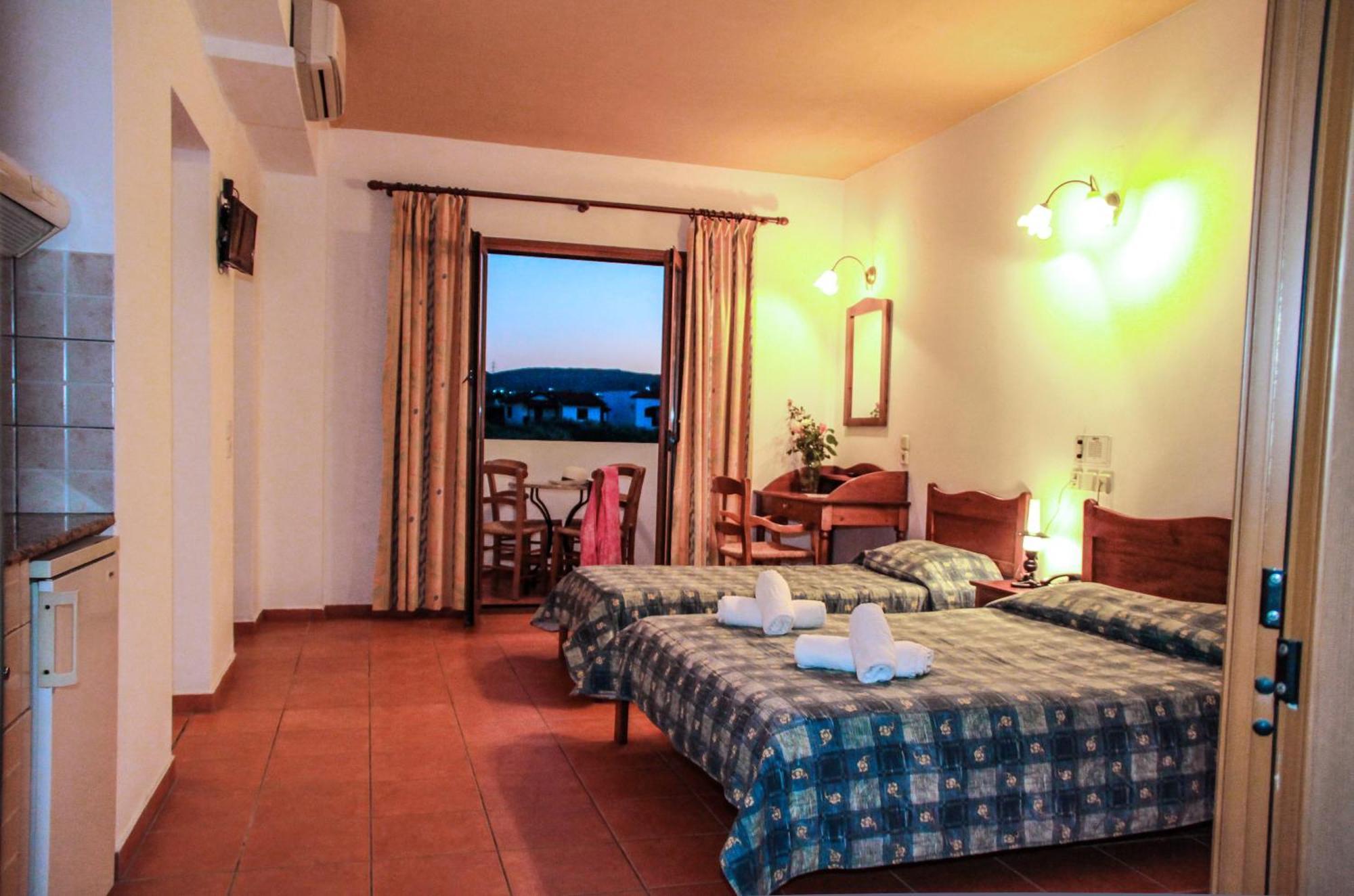 Estudio con vistas al jardín (3 adultos + 1 niño)