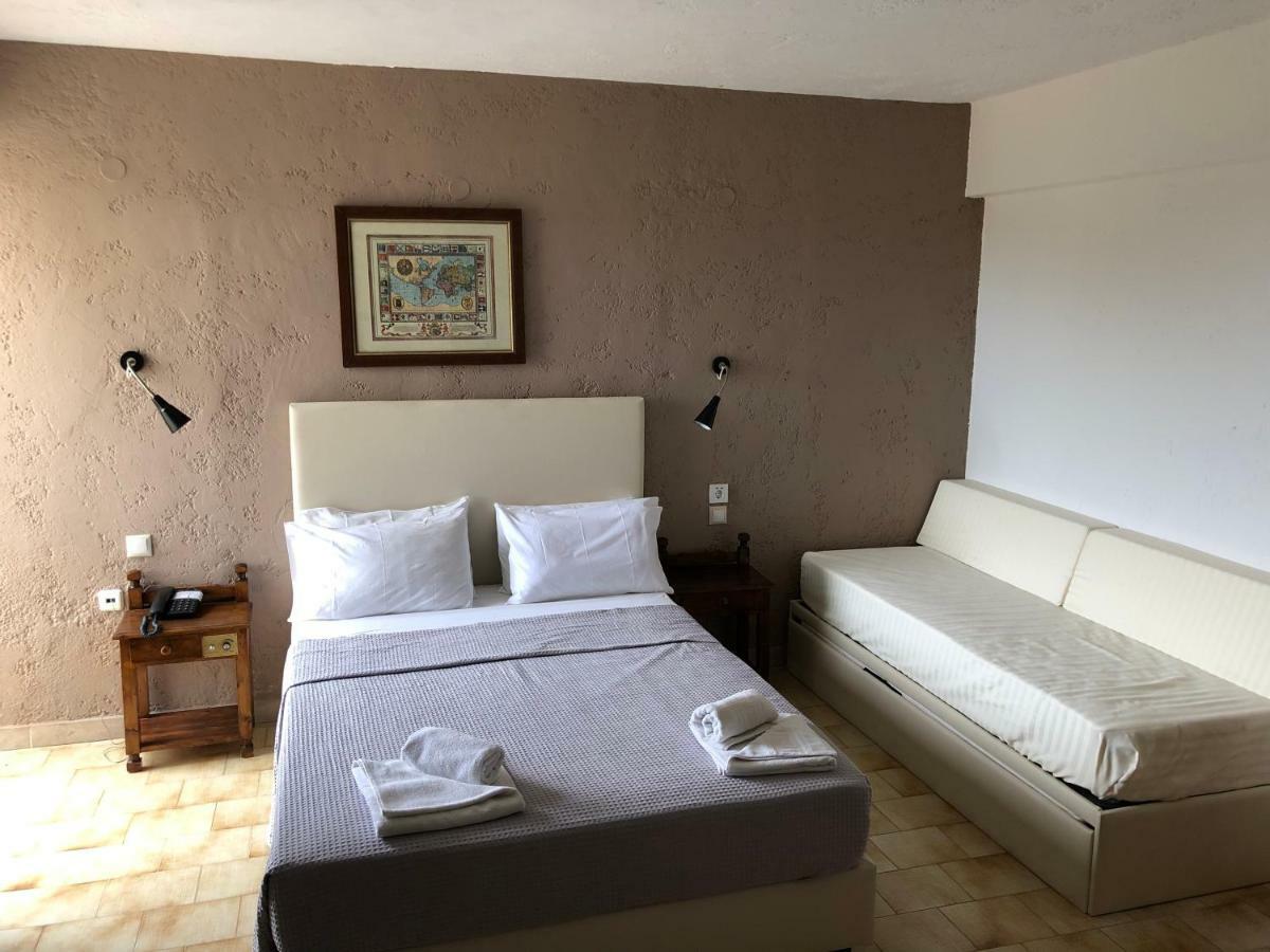 Standard Dreibettzimmer mit Gartenblick