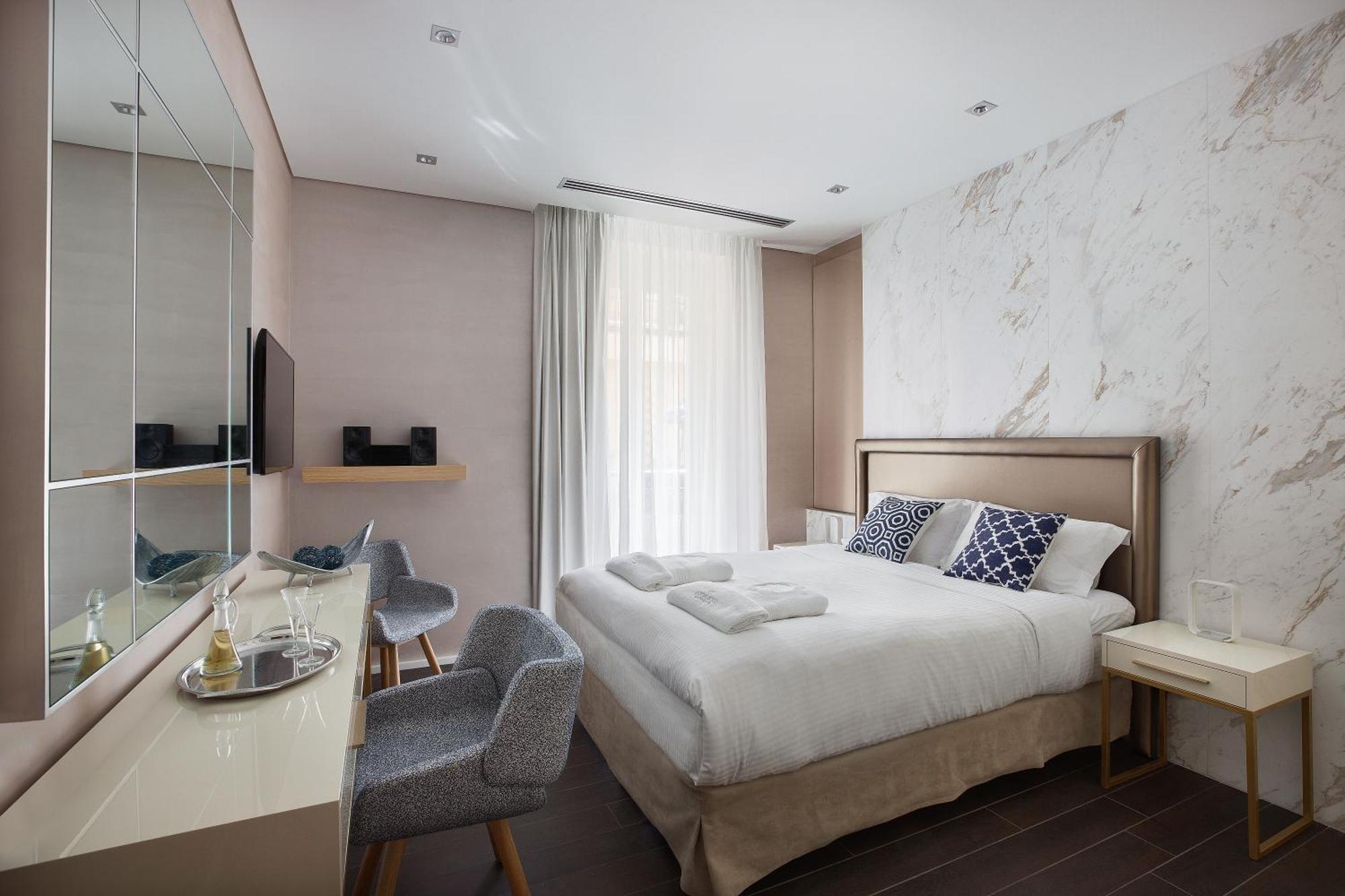 Two-bedroom two-bathroom Suite with Old Town View and Balcony