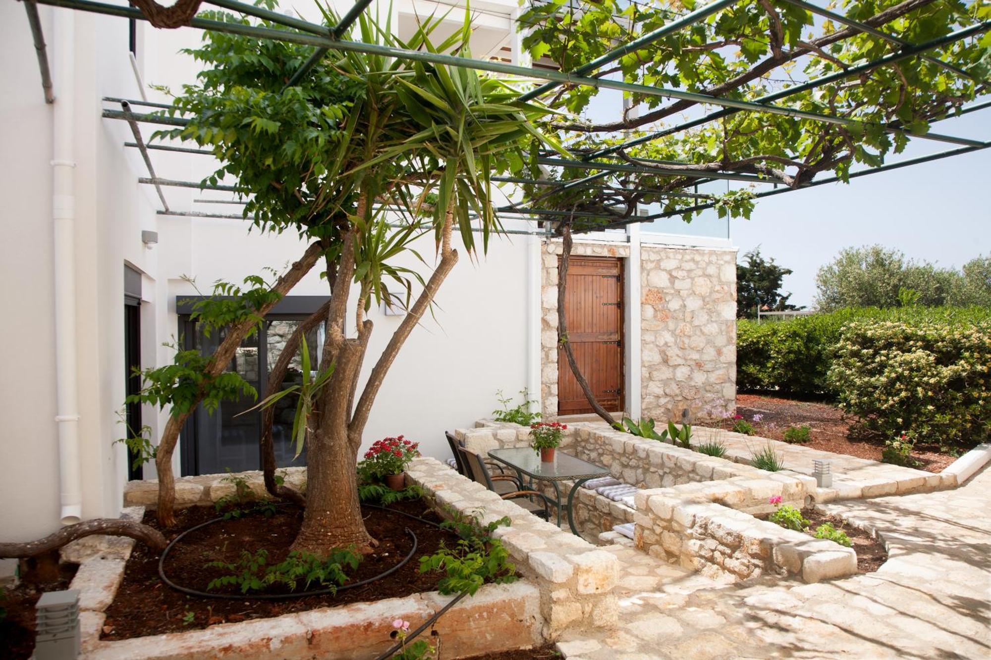 One-Bedroom Apartment Garden View