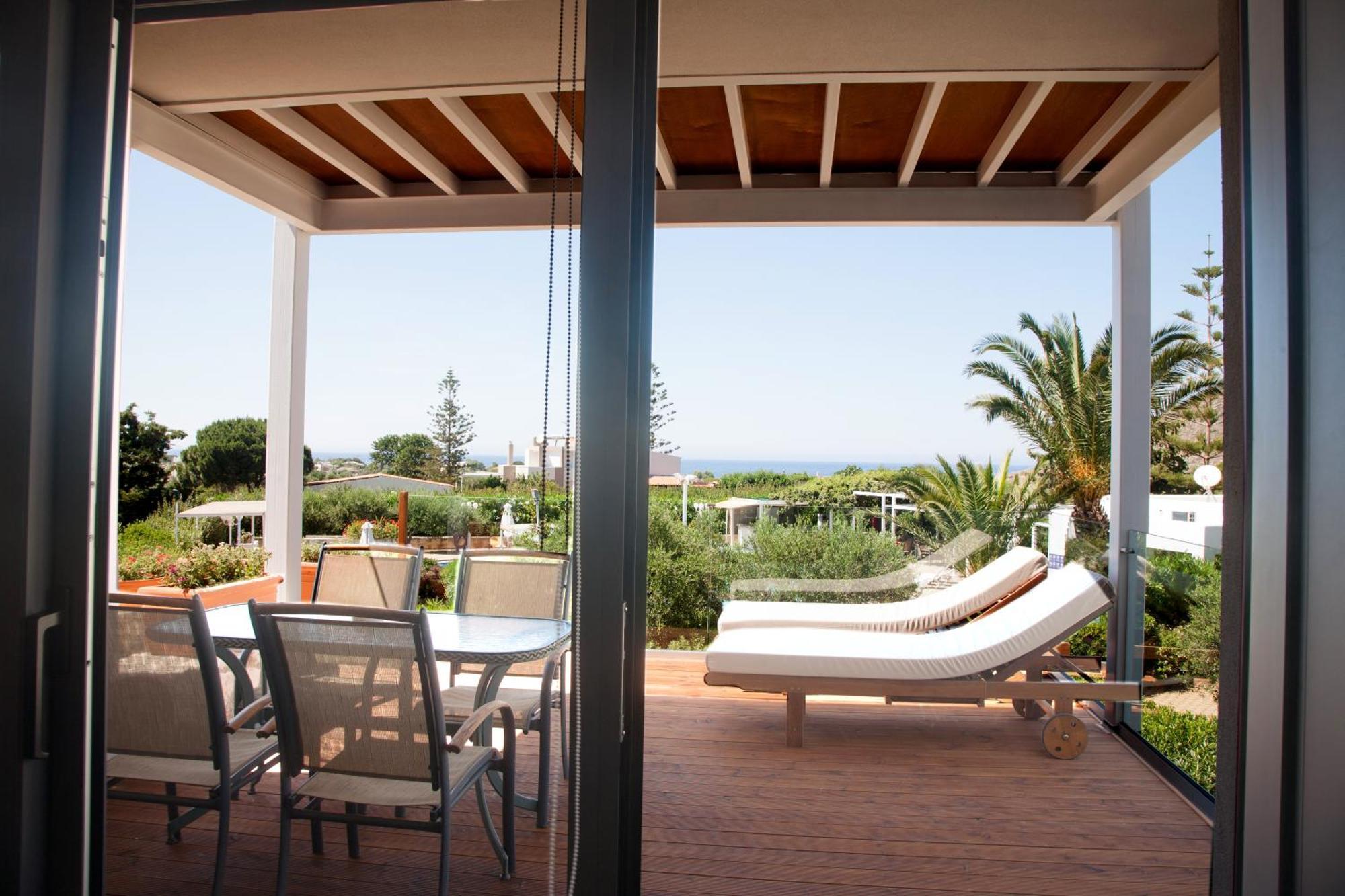 Family Two-Bedroom Apartment Sea View