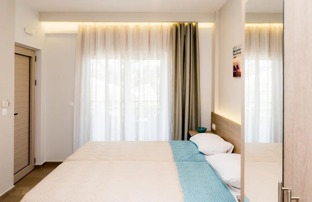 Lola'S Hotel-1