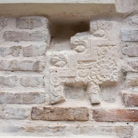 Casa Athelia: Traditional Home, Local Neighborhood-2