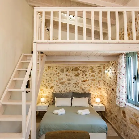 Casa Athelia: Traditional Home, Local Neighborhood-3