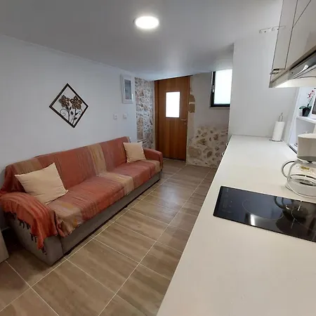 Evans House II One Bedroom Maisonette-2