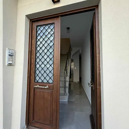 Reina Studio-2