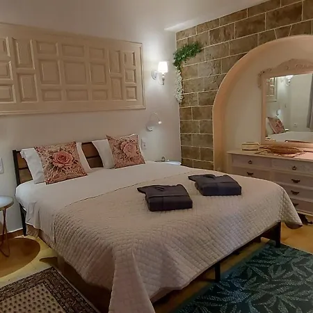 Tsaner Apartment And Rooms-3